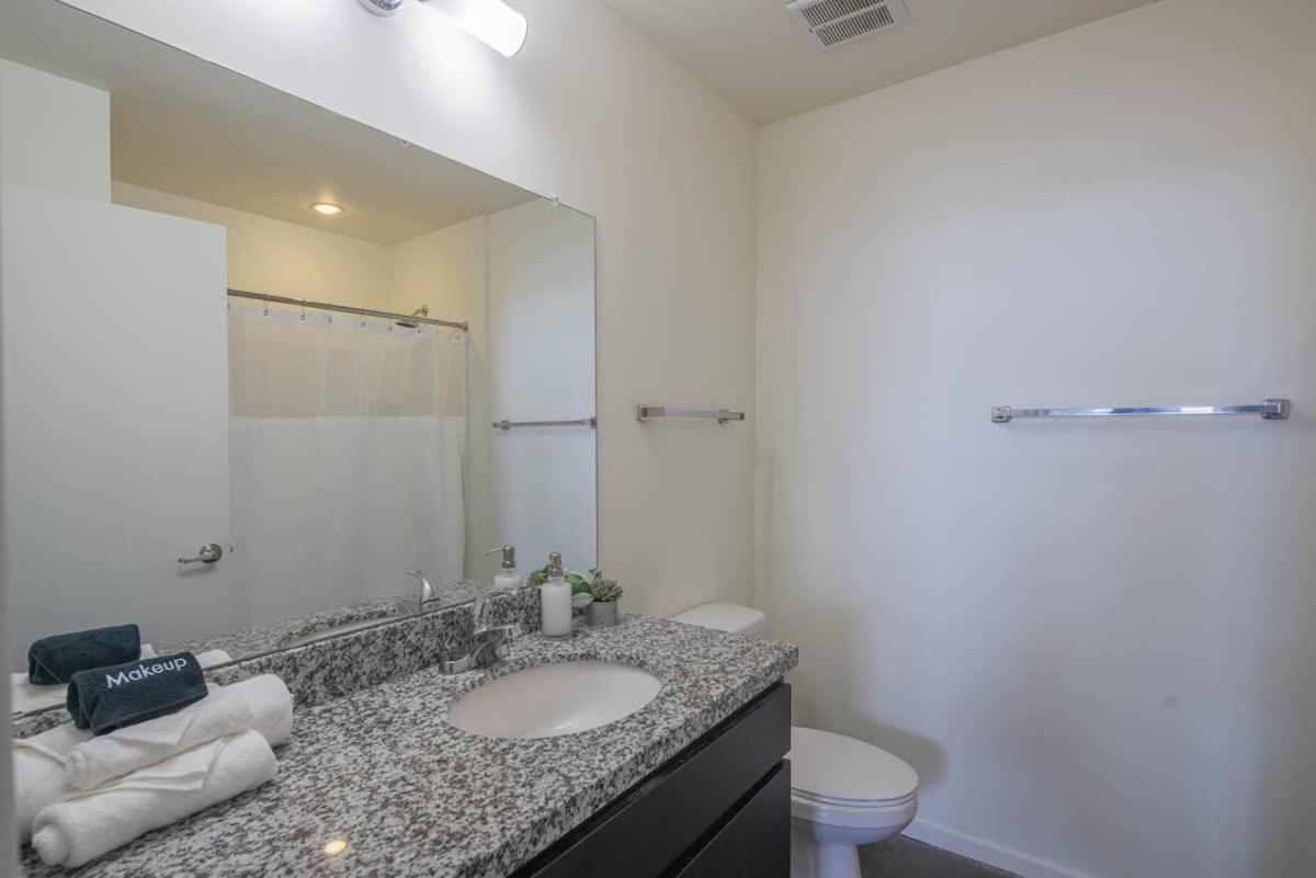 Апартаменты Striking 2Bd - Cdt- Gym, Pool, Parking - Sleep8 Феникс Экстерьер фото